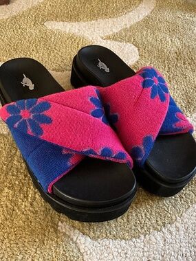 Never worn flip flops size 8 by Rocket Dog
